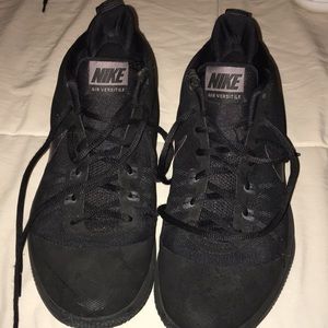 Black nike versatile basketball shoes